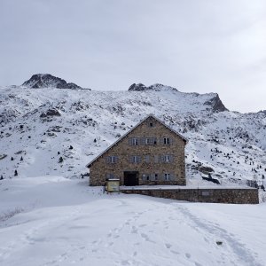 Ibones de Bachimaña shelter: an example of a sustainable shelter in the Pyrenees